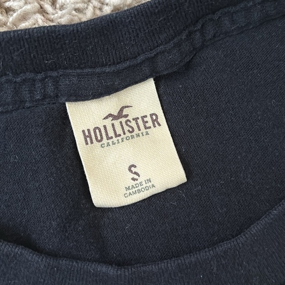 Hollister men’s small black t-shirt with white/aqua wave design in front - Picture 3 of 3